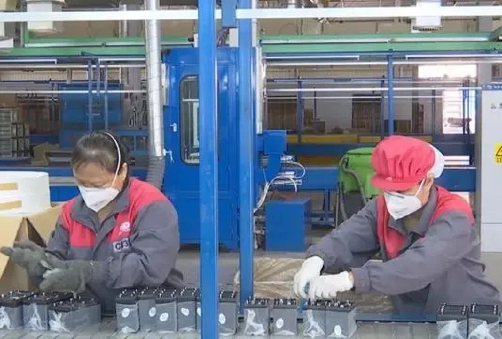 华体会hth中国体育
生产现场工人们忙碌的照片